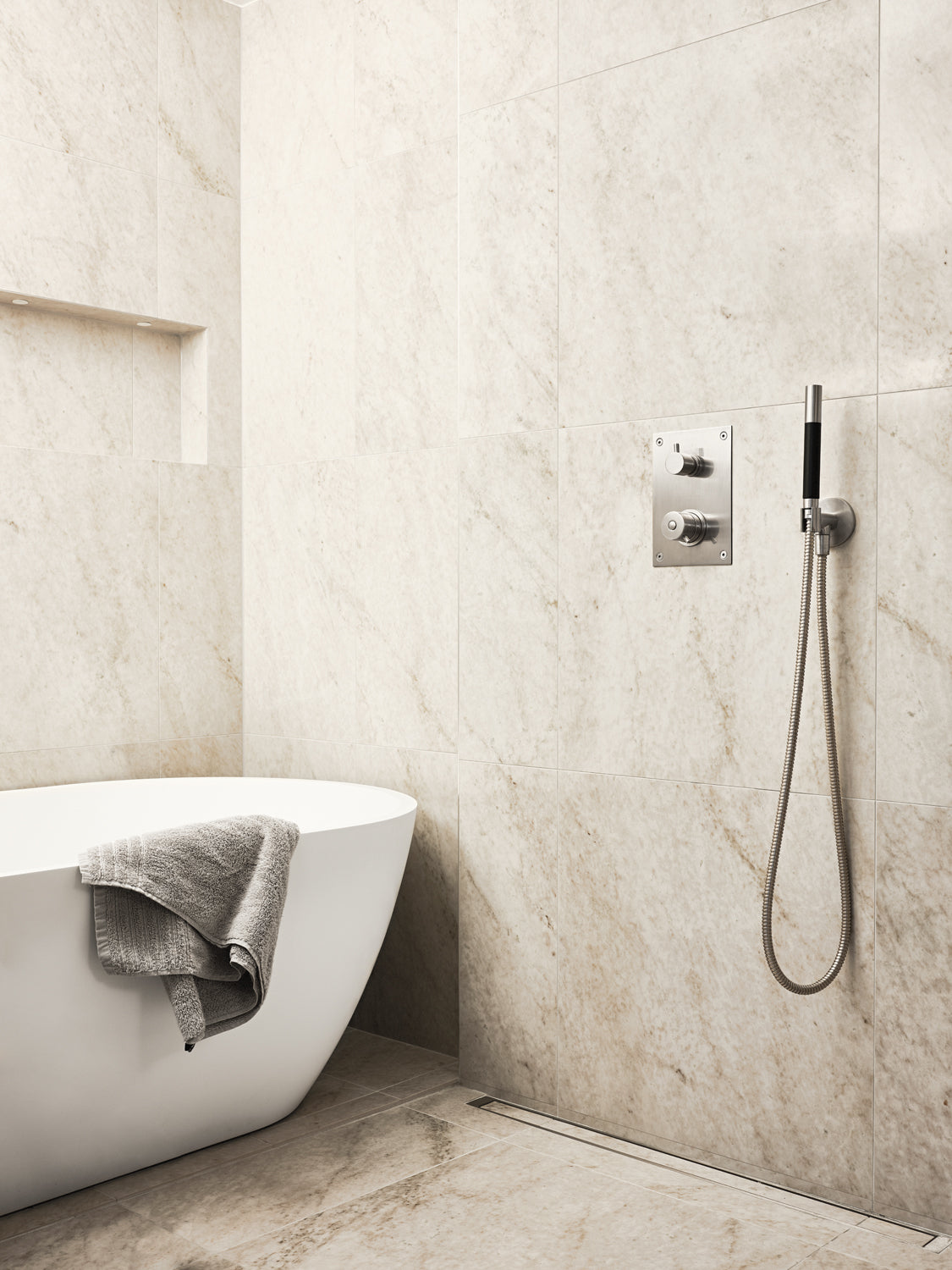 Inspirationsbild på en dusch och badkar med beige klinker i bakgrunden