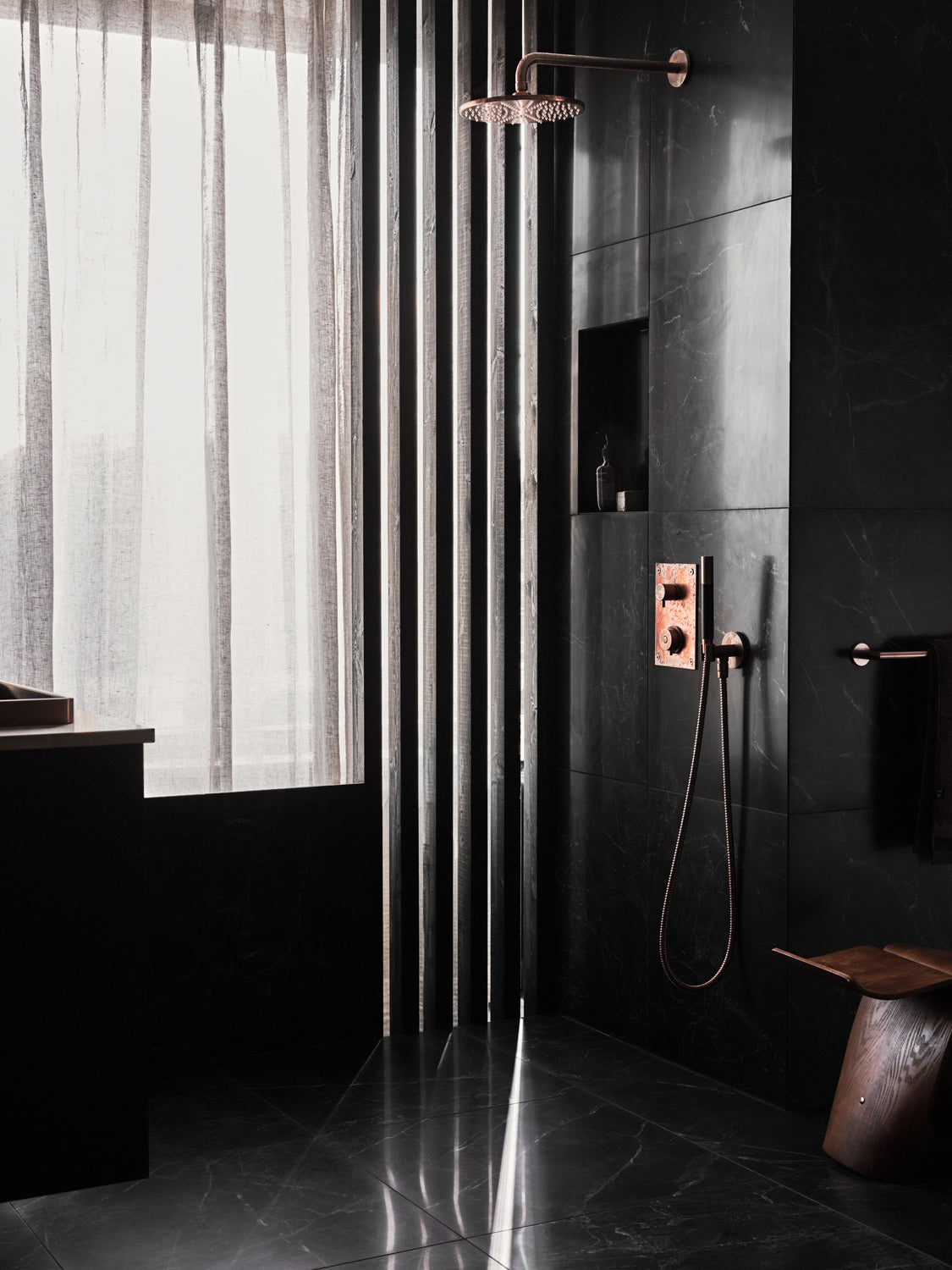 Modern dusch där vägg och golv har svart klinker ifrån Bricmate