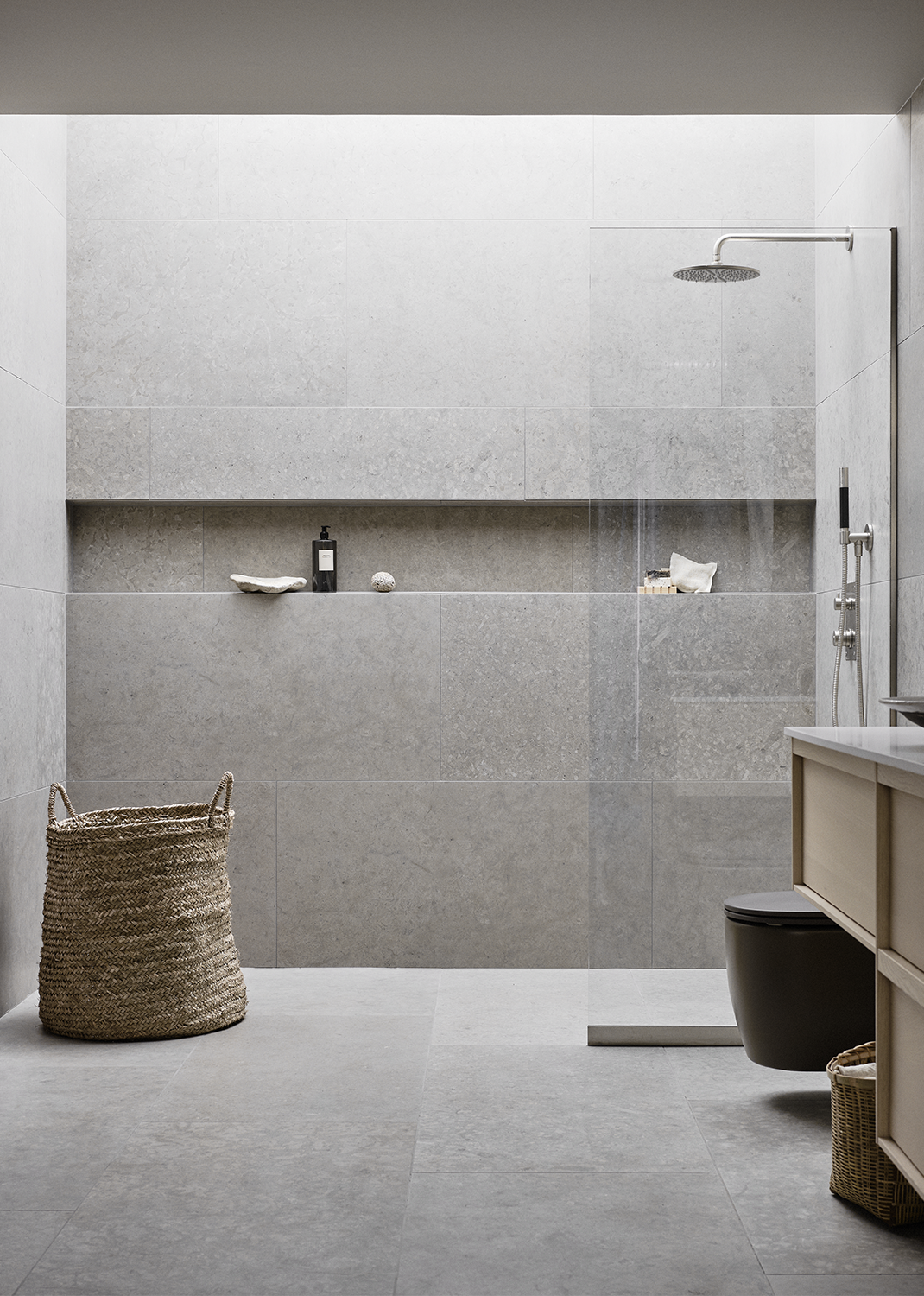 Modern dusch med ljusgrå mönstrad klinker ifrån Bricmate Runö