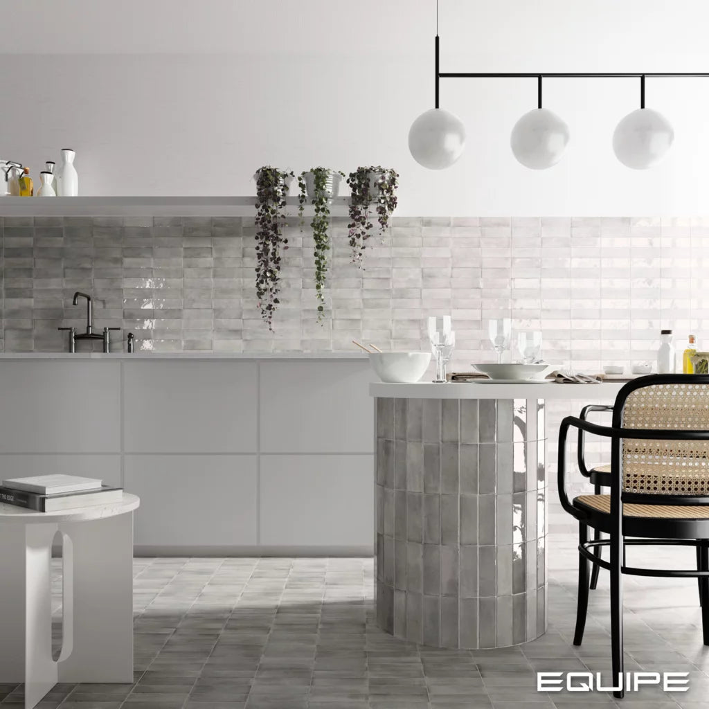 Köksinspiration med grå blank kakel ifrån Equipe