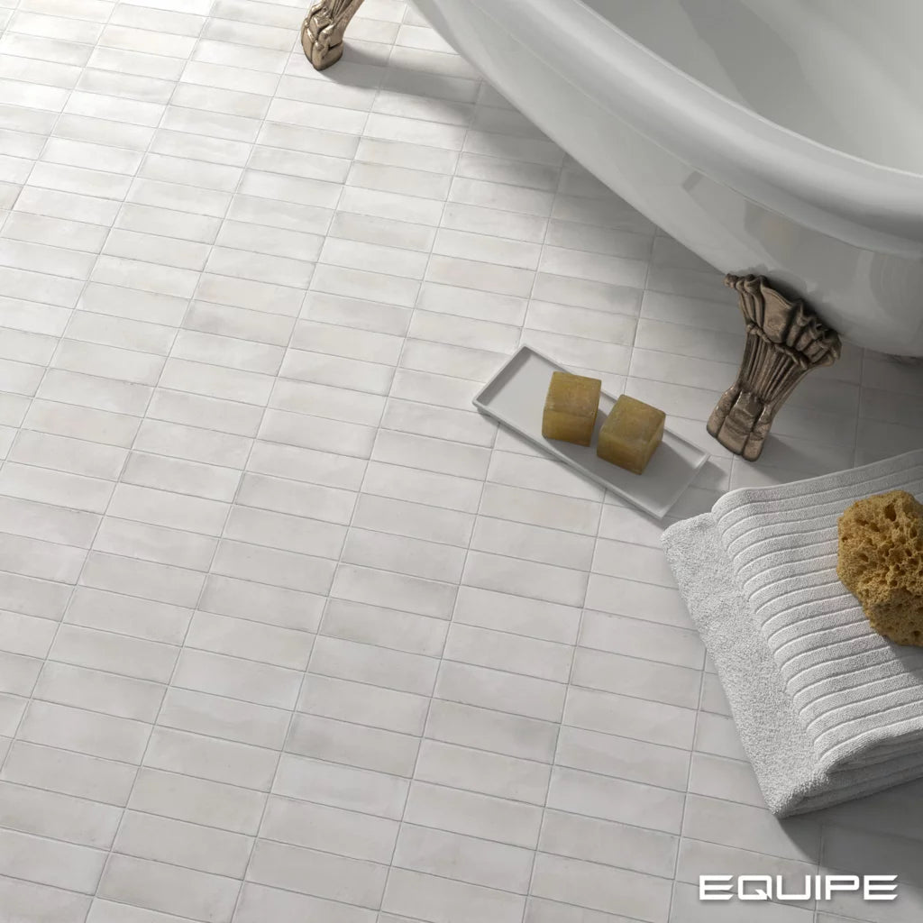 Badrums golv med vitt matt kakel ifrån Equipe