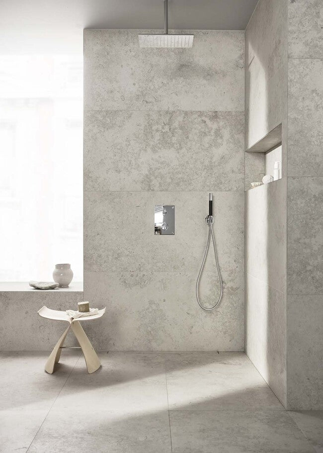 Modern dusch med beige klinker ifrån Bricmate Jura Select Ivory på golv och vägg