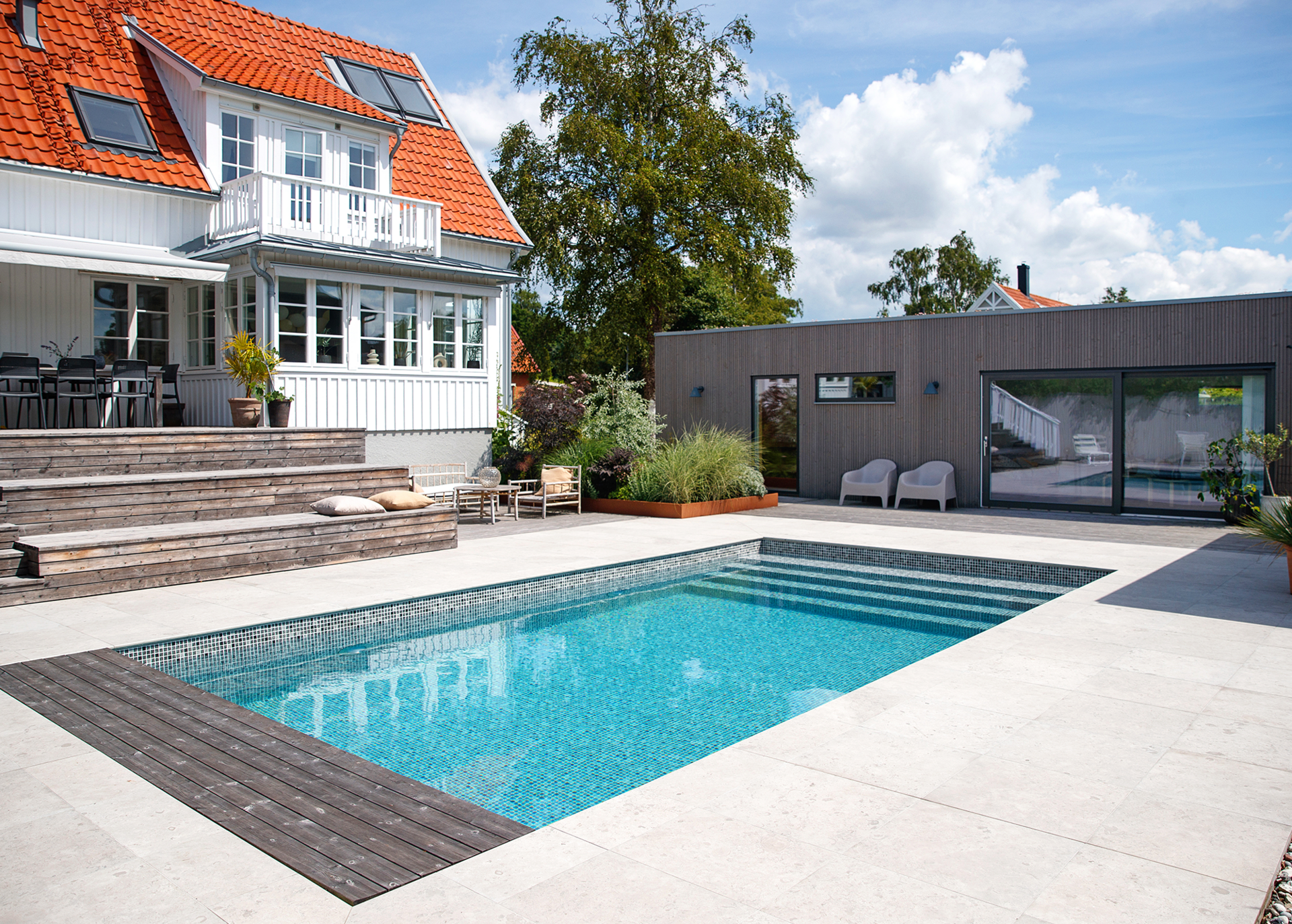 Trädgård med ljusgrå utomhus klinker ifrån Bricmate Norrvange